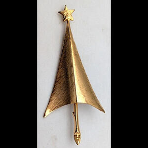 Giovanni Brushed Gold Tone Metal Christmas Tree Brooch Pin